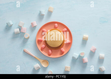 Colazione per bambini o dessert - pancake con caramelle marshmallow. Foto Stock