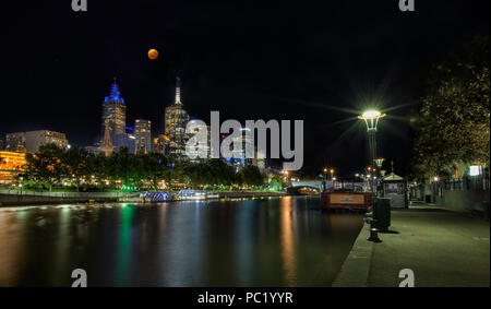 Super sangue Blu Moon come visto in Melbourne Foto Stock