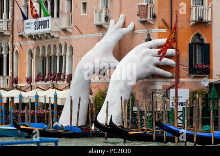 Mani gigante scultura in Venezia Foto Stock