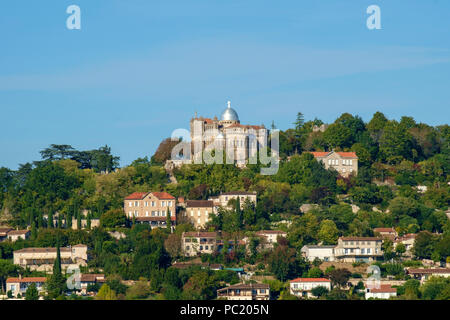 Penne fortificate d'Agenais e la sua collina in stile romanico-bizantino di Notre-dame de Peyragude basilica con la sua cupola di argento oversses Agenais rurali campagna nel Lot et Garonne, Francia. Foto Stock