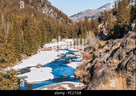 Ghiaccio sul fiume Yellowstone in inverno nel Parco Nazionale di Yellowstone Foto Stock