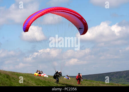 I parapendii su Mam Tor Derwent Valley Foto Stock