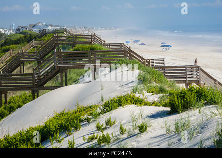 Da leggermente al di sopra di una linea di spiaggia scale sulla cima di dune e mare erba stendere nella mattinata di distanza della spiaggia case e surf, Outer Banks, NC Foto Stock