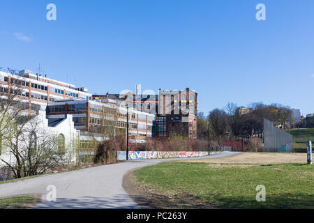 Strada stretta che conduce al cottage noto come 'Hønse-Lovisas hus", una piccola casa rossa vicino al ponte Beier, vicino al più grande cascata del fiume Aker Foto Stock