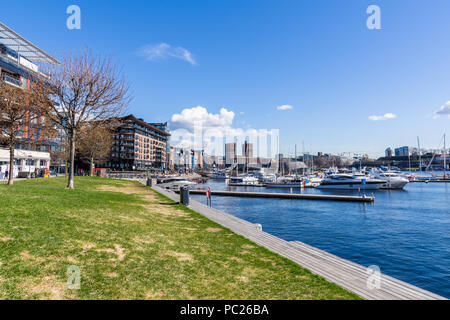 Tipico esempio di architettura scandinava nella Aker Brygge area in Oslo, nella parte anteriore è possibile vedere le barche ormeggiate nel porto. Norvegia Foto Stock