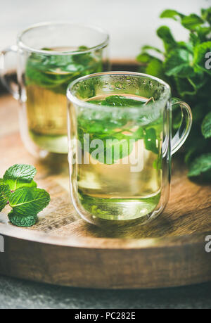 A base di erbe calde tè alla menta bevande in bicchieri di vetro Foto Stock