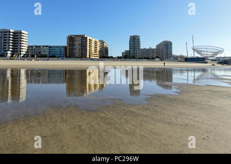 Matosinhos, Portogallo - 26 Novembre 2015: parte sudoccidentale della graziosa città di Matosinhos, una città di Porto, Portogallo, che si riflette nel suo mare spiaggia du Foto Stock