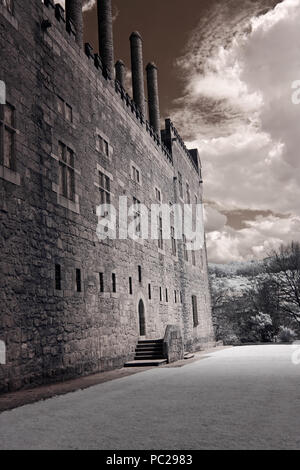 All'aperto prospettive architettoniche e i dettagli dei duchi di Braganza palace, del XV secolo, Guimaraes, Portogallo. Utilizzate il filtro a raggi infrarossi. Foto Stock