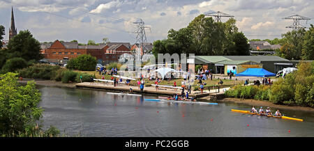 Vista dal ponte di Kingsway, di Warrington Rowing Club 2018 Estate regata, Howley lane, Mersey River, Cheshire, North West England, Regno Unito Foto Stock