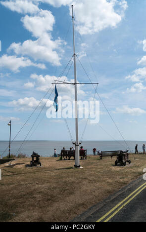 Pennone e cannoni su St James verde, Southwold, Suffolk Foto Stock