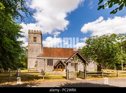 San Michele e Tutti gli Angeli' Church, una tradizionale in una chiesa del XII secolo in Shalbourne, un piccolo villaggio rurale nel Wiltshire, Inghilterra del sud in estate Foto Stock