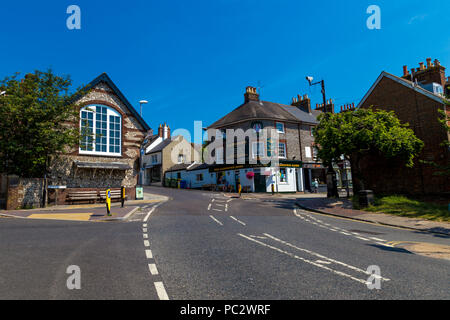 Una tradizionale cittadina inglese, una strada di Lewes con unito Hall sulla sinistra e il Lansdown Arms pub sulla destra, REGNO UNITO Foto Stock