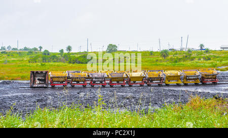 Carrelli di trasporto oltre il Passo del Lago, La Brea, Trinidad e Tobago. Foto Stock