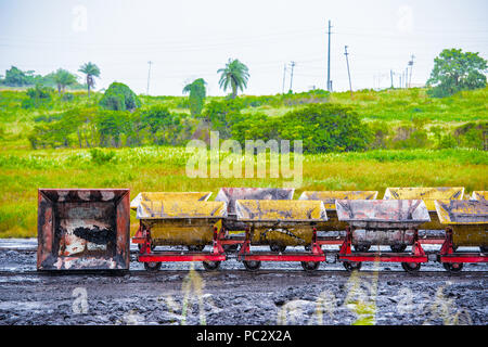 Carrelli di trasporto oltre il Passo del Lago, La Brea, Trinidad e Tobago. Foto Stock