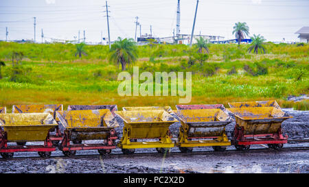 Carrelli di trasporto oltre il Passo del Lago, La Brea, Trinidad e Tobago. Foto Stock