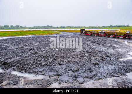 Carrelli di trasporto oltre il Passo del Lago, La Brea, Trinidad e Tobago. Foto Stock