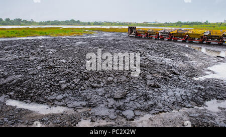 Carrelli di trasporto oltre il Passo del Lago, La Brea, Trinidad e Tobago. Foto Stock