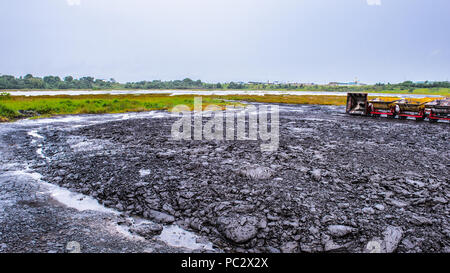 Carrelli di trasporto oltre il Passo del Lago, La Brea, Trinidad e Tobago. Foto Stock