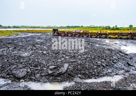 Carrelli di trasporto oltre il Passo del Lago, La Brea, Trinidad e Tobago. Foto Stock