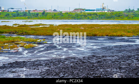 Carrelli di trasporto oltre il Passo del Lago, La Brea, Trinidad e Tobago. Foto Stock