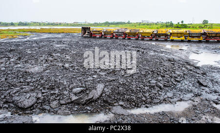 Carrelli di trasporto oltre il Passo del Lago, La Brea, Trinidad e Tobago. Foto Stock