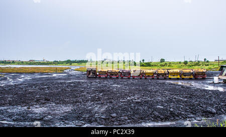 Carrelli di trasporto oltre il Passo del Lago, La Brea, Trinidad e Tobago. Foto Stock