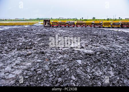 Carrelli di trasporto oltre il Passo del Lago, La Brea, Trinidad e Tobago. Foto Stock