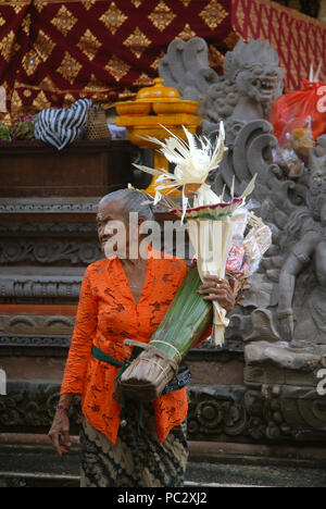 Le donne preparano offerte a pura Dalem, tempio indù in Ubud, Bali. Indonesia. Foto Stock