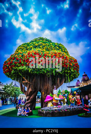 Seoul, Corea del Sud - Maggio 2017: una bella gigantesco albero magico pieno di fiori colorati a Everland theme park. Foto Stock