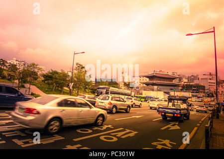Seoul, Corea del Sud - 15 Maggio 2017: il traffico intenso su yulgok-ro voce ai Mercati di Dongdaemun cancello durante il tramonto. Foto Stock