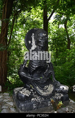 Immagini dal giardino delle reliquie del Buddha e altra statua rimane a Wat Umong in Chiang Mai, Thailandia. Foto Stock