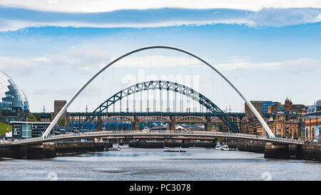 Una vista di Gateshead Millennium Bridge sul fiume Tyne da Newcastle guardando verso il Tyne Bridge. Foto Stock