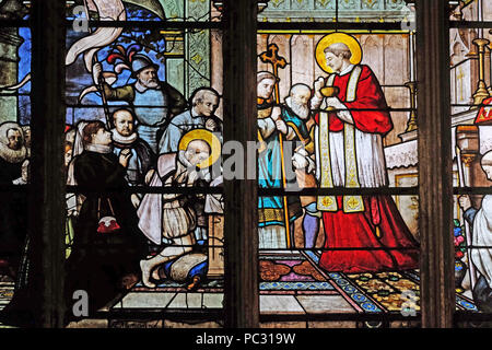 San Luigi Gonzaga riceve la prima comunione dalle mani di San Carlo Borromeo, vetrata di Saint Severin chiesa a Parigi, Francia Foto Stock