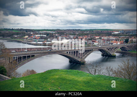 Royal Tweed del ponte, la strada concreta ponte che attraversa il fiume Tweed tra Berwick-upon-Tweed e Tweedmouth in Northumberland, England, Regno Unito Foto Stock