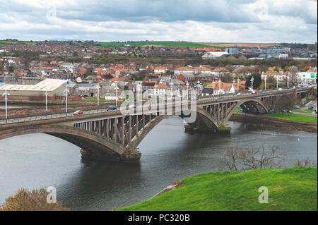 Royal Tweed del ponte, la strada concreta ponte che attraversa il fiume Tweed tra Berwick-upon-Tweed e Tweedmouth in Northumberland, England, Regno Unito Foto Stock