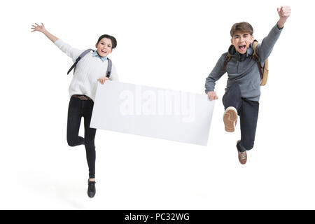 Allegro college gli studenti titolari di una lavagna jumping Foto Stock