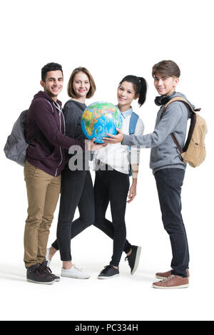 Allegro all'estero studenti in possesso di un globo Foto Stock