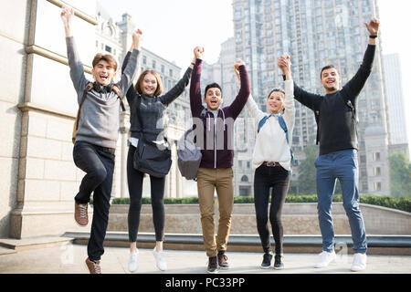 Allegro all'estero studenti del campus Foto Stock