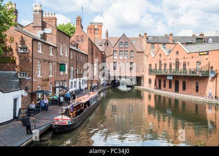 Un narrowboat sul Birmingham New Mainline Canal accanto al centro della città di Birmingham percorso con Broad Street Tunnel in distanza, Birmingham, Regno Unito Foto Stock