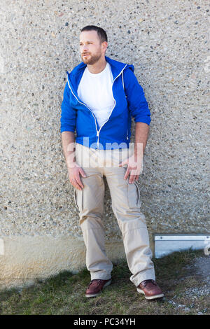 Un'immagine di un uomo barbuto in piedi Foto Stock