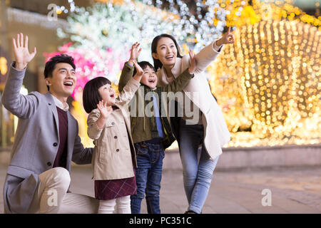 Allegro giovane famiglia cinese sventolare Foto Stock