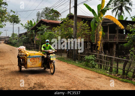 Ice-cream venditore in Mahaxay, sul loop Khammouane Foto Stock