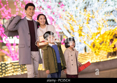 Allegro giovane famiglia shopping per il capodanno cinese Foto Stock