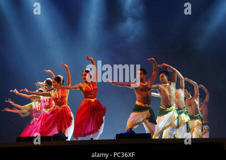 Canto e danza performance inarmy stadium di Dhaka, Foto Stock