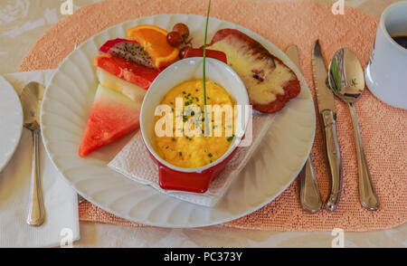 Il brunch con erba cipollina decorare una frittata francese, anatra orange salsicce alla griglia con formaggio e frutta fresca Foto Stock