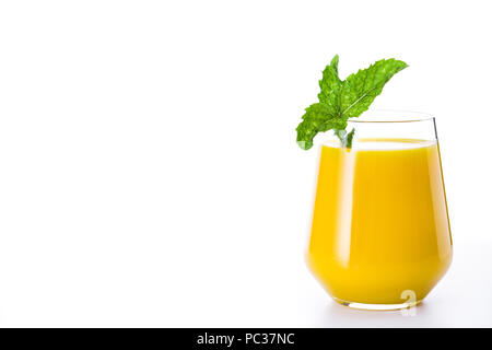 Mango Lassi dessert. Tradizionale drink di Indiani isolati su sfondo bianco. Foto Stock