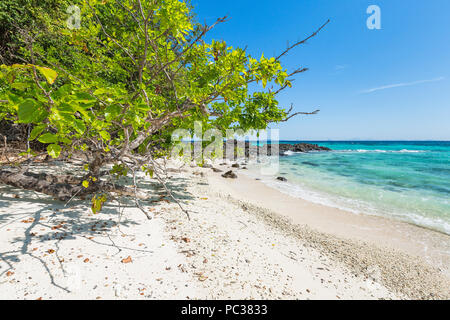 Il blu del cielo e del mare. Koh Rok island, Krabi, Thailandia. Foto Stock