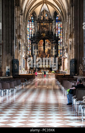 La navata di Stephansdom che è la madre della Chiesa Cattolica Romana l Arcidiocesi di Vienna e la sede dell'Arcivescovo di Vienna, Foto Stock