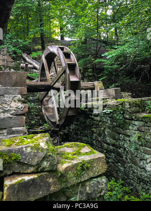 In legno mulino medievale la costruzione in close up. Vecchio mulino in Ucraina Foto Stock