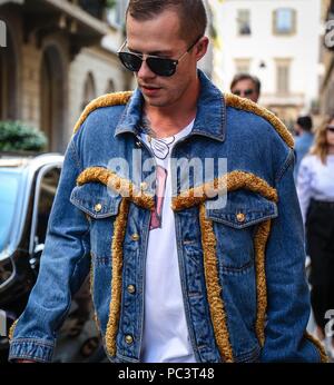 Milano, Italia. 16 Giugno, 2018. Uomo di strada durante la settimana della moda di Milano. Credito: Mauro Del Signore/Pacific Press/Alamy Live News Foto Stock